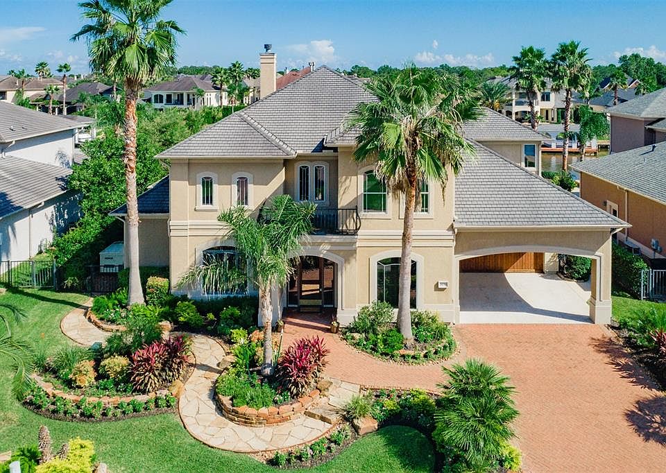 Welcome to this stunning 4 bedroom, 3 full and 1 half bath home located in sought after Seabrook Island. Come home to paradise! The front is gorgeous with extensive attractive landscaping and walkways and an inviting covered entry.