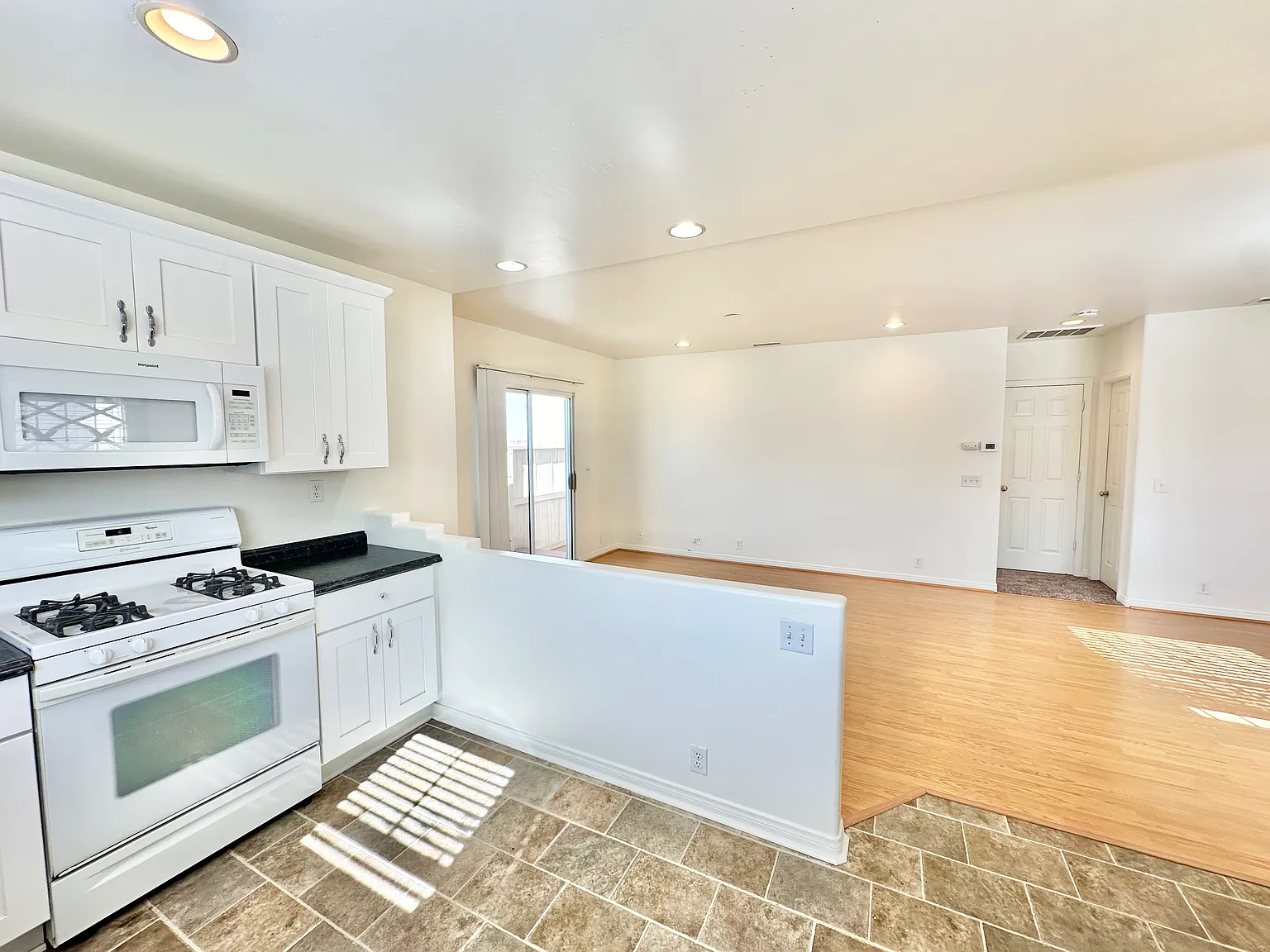 1 bed, 950 sqft, $2,595 — Photo 2