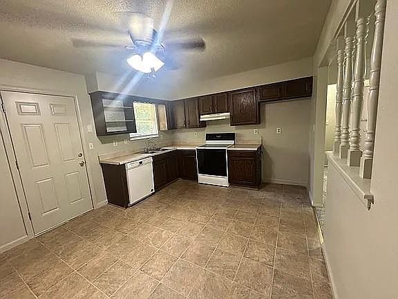 5th image of 401 SE Melody Ln