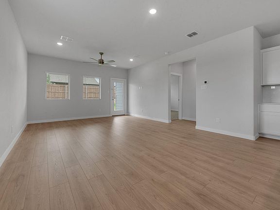5th image of 606 Green Grass Dr