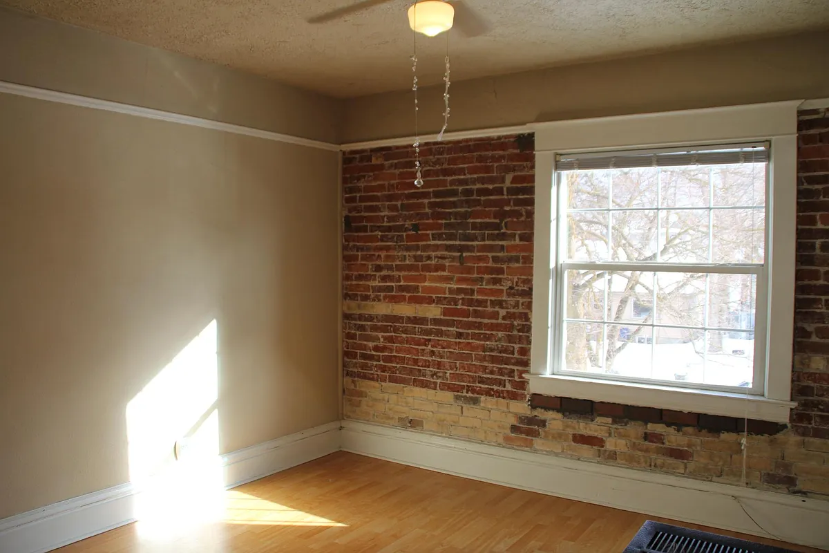 Building Photo - 628 W Augusta Ave #2