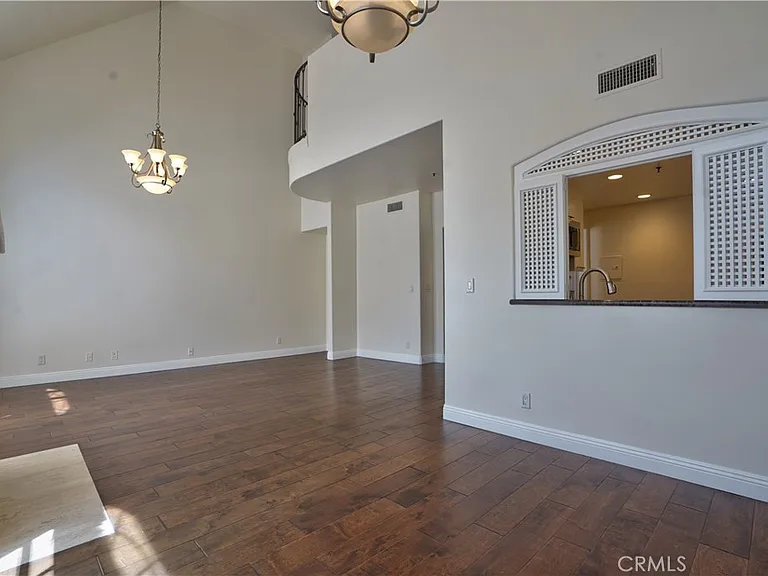 930 N Doheny Dr #303 — Photo 6