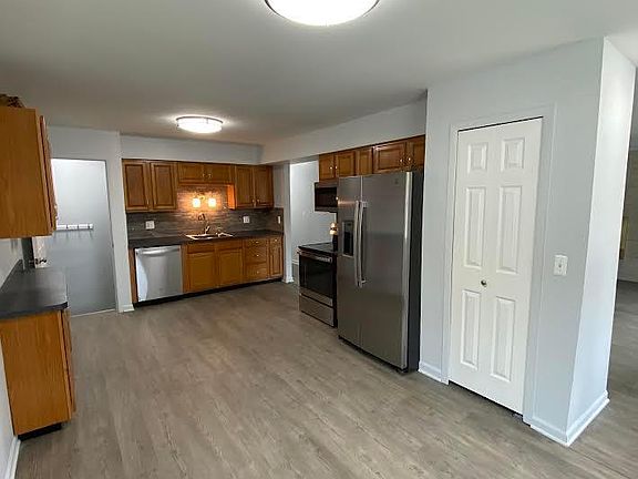 4th image of 542 Highland St