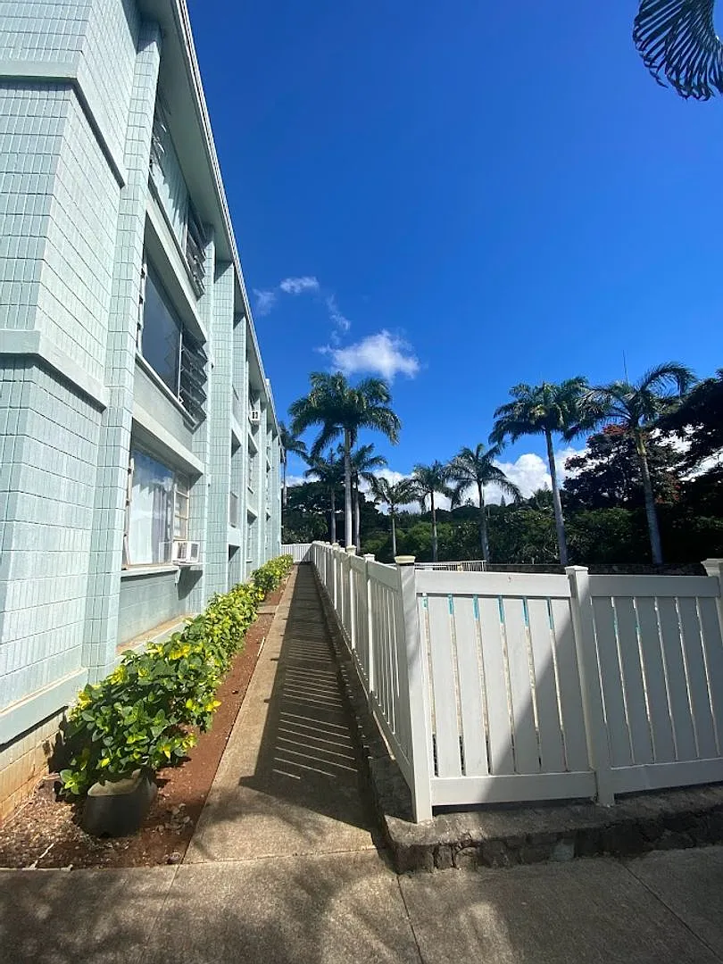 Pearlridge Gardens & Towers, Newly renovated 2 bed, 2 ba, 1 parking incl water/sewer, building am... — Photo 1