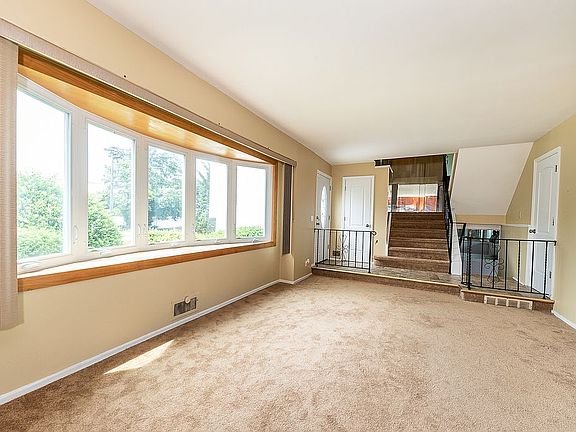 4th image of 1489 Lakeshore Dr