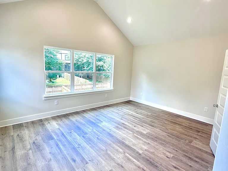 Private Master Suite w/ Large En-Suite Bath/Walk-in Closet