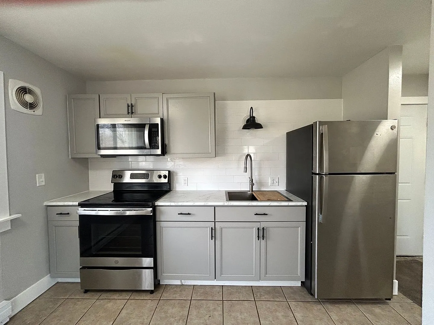 2 bed, 1.0 bath, $1,095 — Photo 2