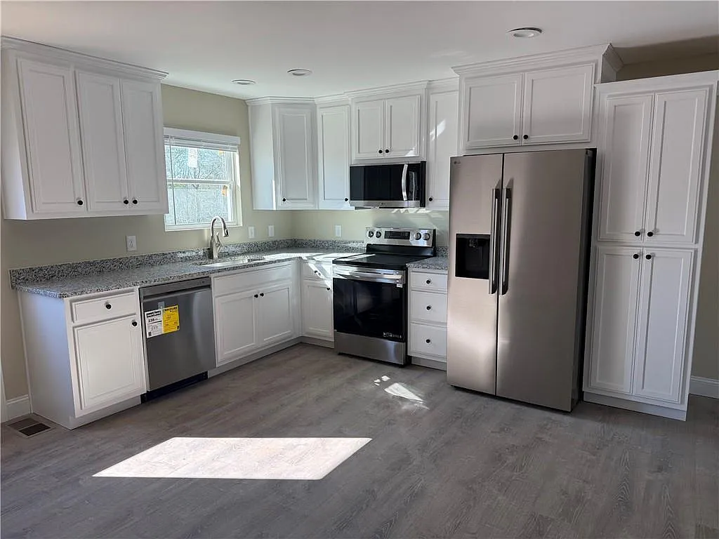3 bed, 2.5 bath, $2,300 — Photo 2