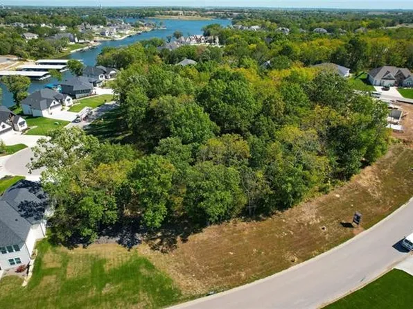 29 Bison Falls Cir, Greenwood, MO 64034