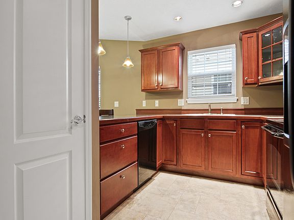 3rd image of 1009 Wartburg Dr
