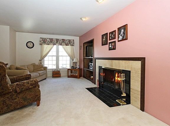 5th image of 306 E Country Dr