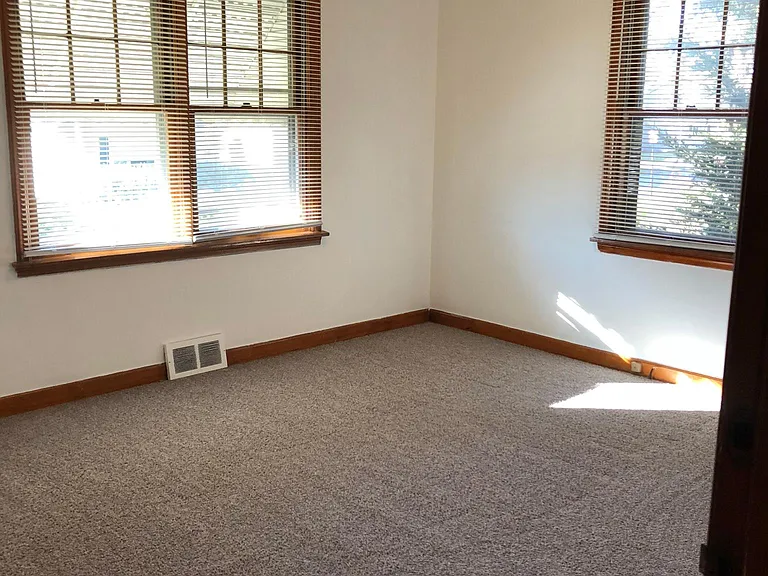 533 Ledochowski St — Photo 6