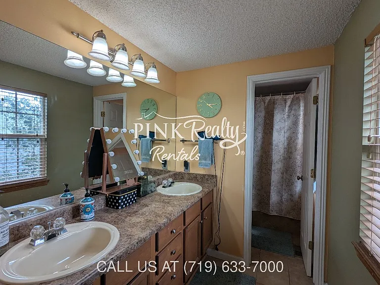 8560 Avens Cir — Photo 24