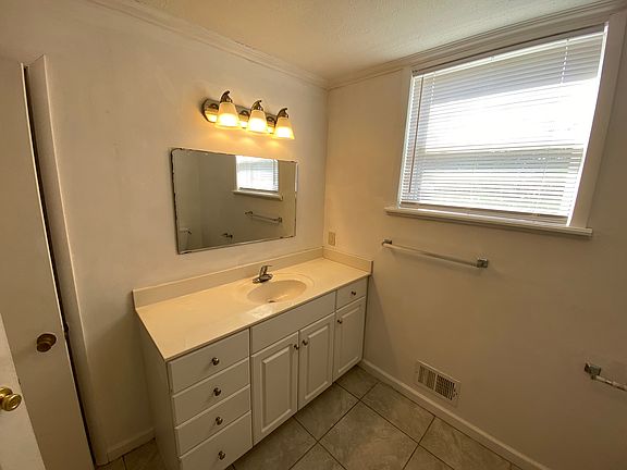 5th image of 1904 Glenwood St #B