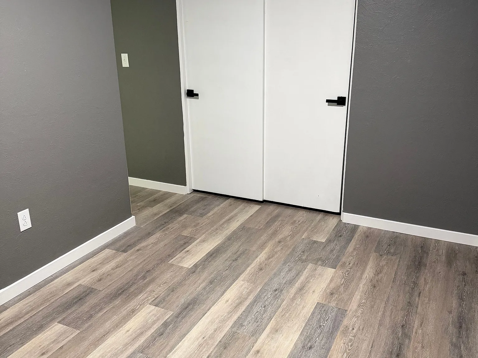 Two bedroom apartment: fully renovated, new appliances and close to Cape schools — Photo 4