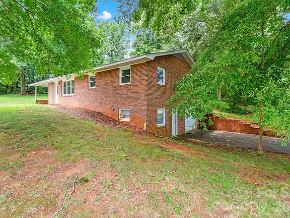 3rd image of 382 Wildwood Cir
