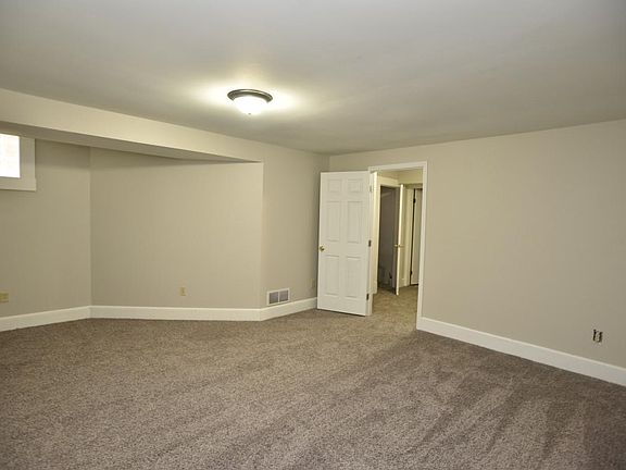 3rd image of 637 Hawthorne Ave #1