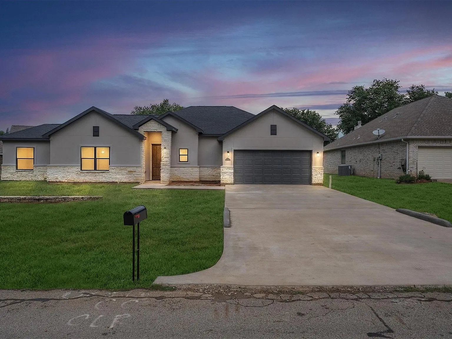 4 bed, $2,500 — Photo 2