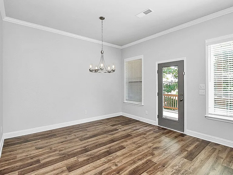 2536 Barry St — Photo 6