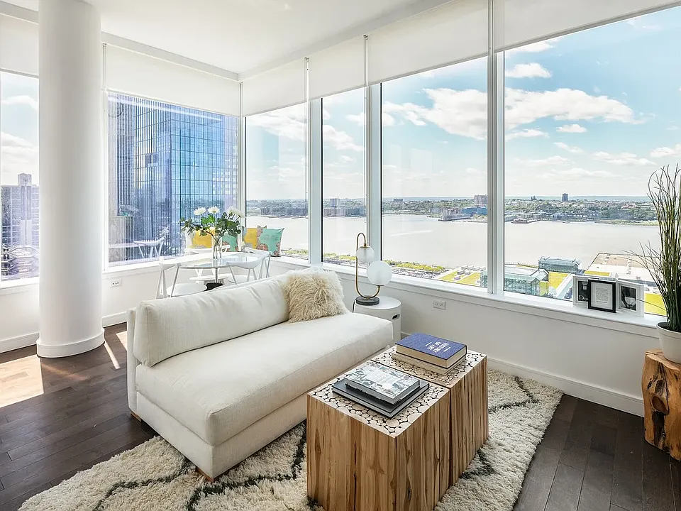 515 W 36th St #36D