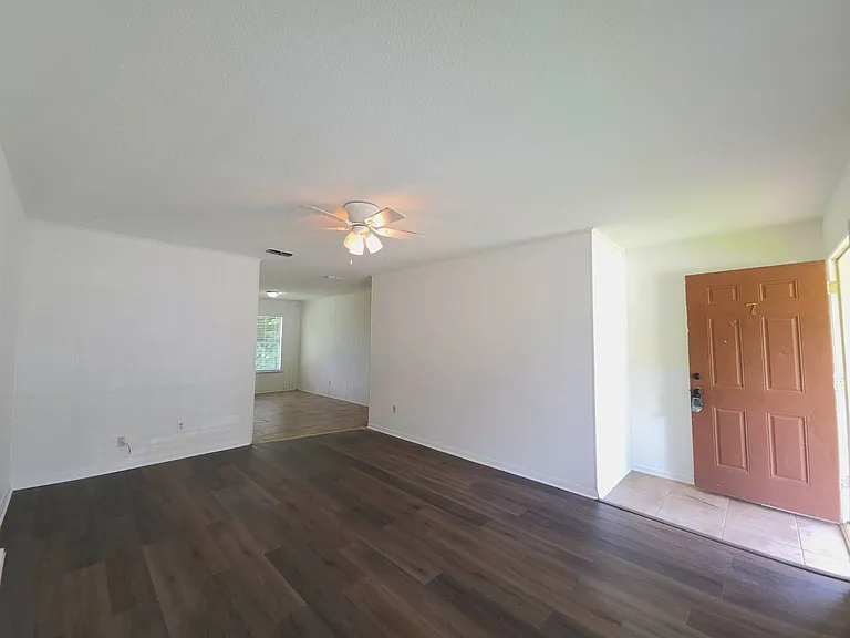 501 E Reagan St — Photo 3
