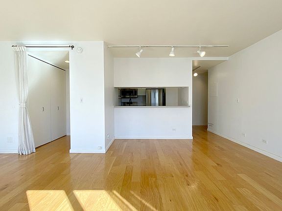 4th image of 236 E 47th St APT 18A