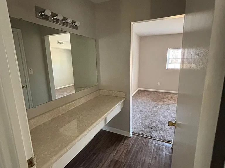 Georgetowne Apartments — Photo 10
