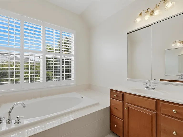 20242 Hidden Creek Ct — Photo 45