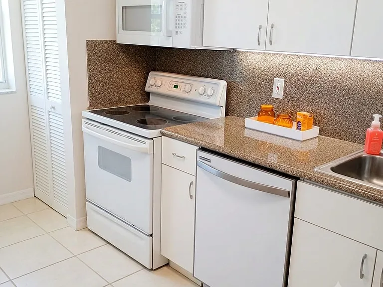 8888 Collins Ave #516 — Photo 6