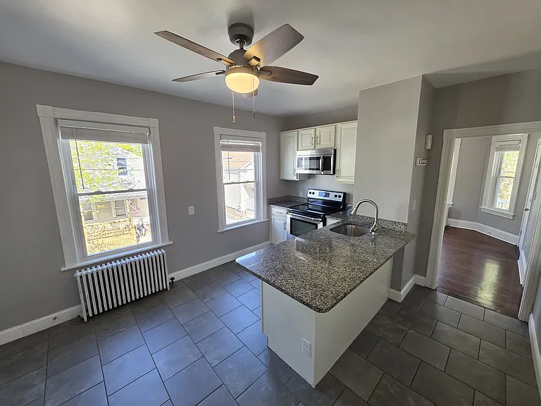 61 Magnolia St 2ndflr 2b/1b Updated! 1catok Laundry! Prkg Storage! — Photo 3