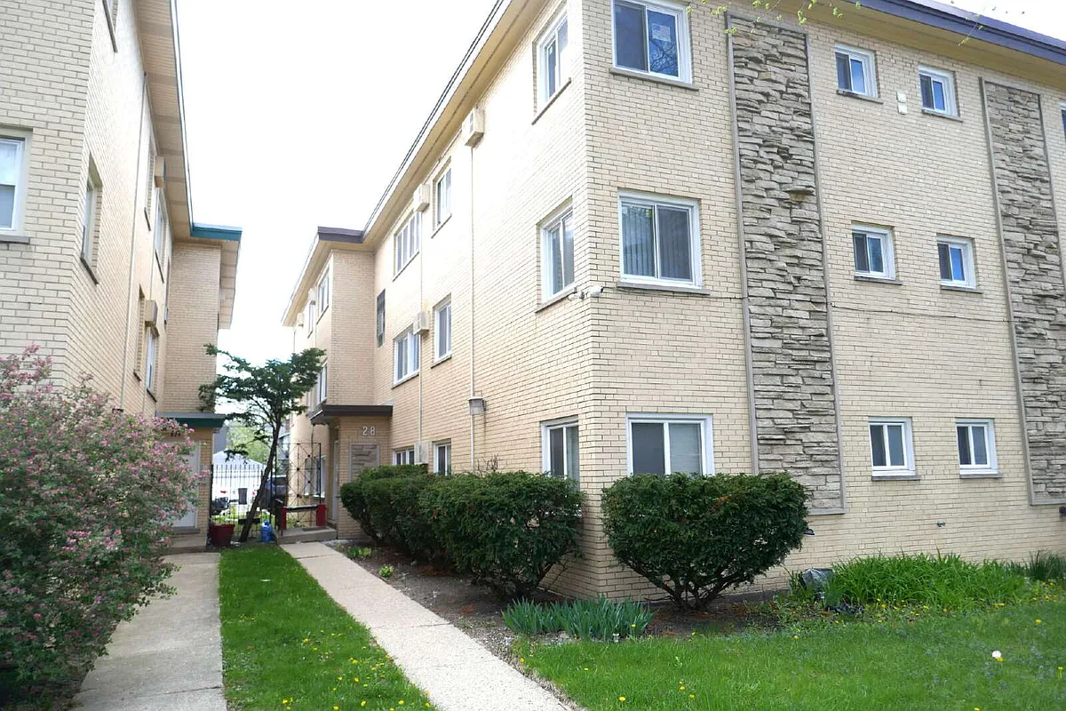 Building Photo - 828 N Austin Blvd #3SW