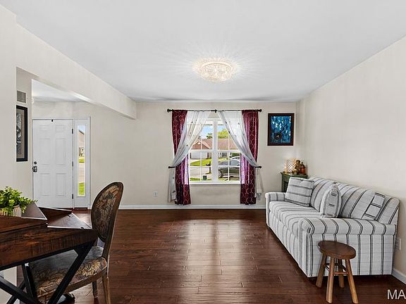 5th image of 433 Morrow Glen Ct