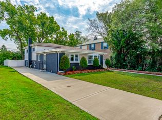 8461 Gross Point Rd, Skokie, IL 60077