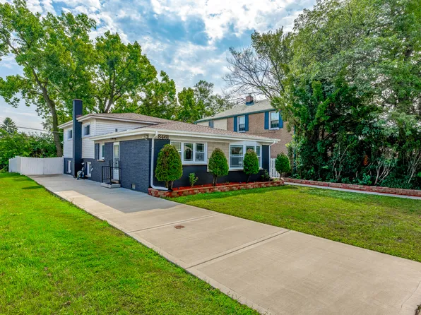 8461 Gross Point Rd, Skokie, IL 60077
