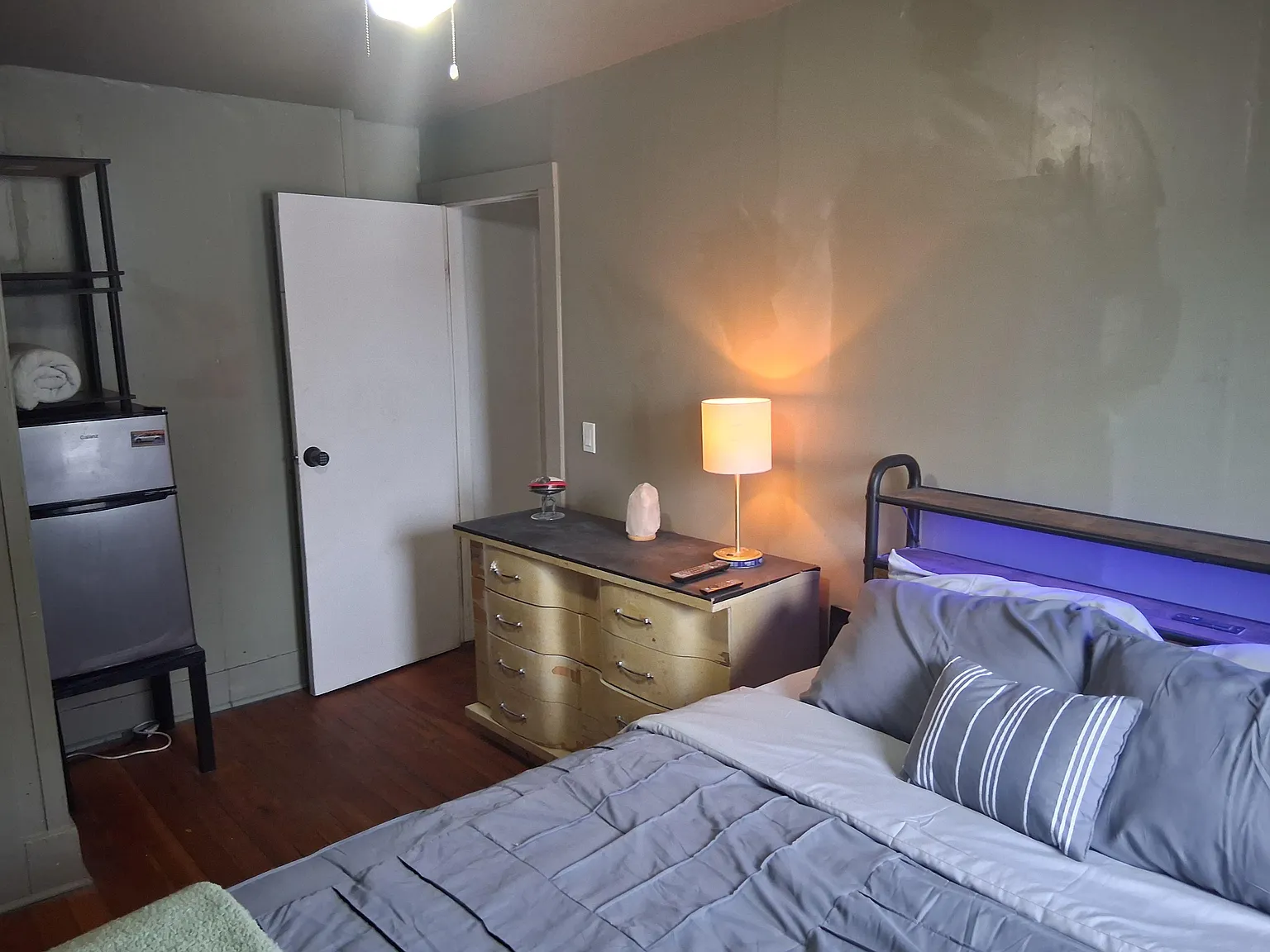 3 bed, 1.0 bath, 600 sqft, $910 — Photo 1