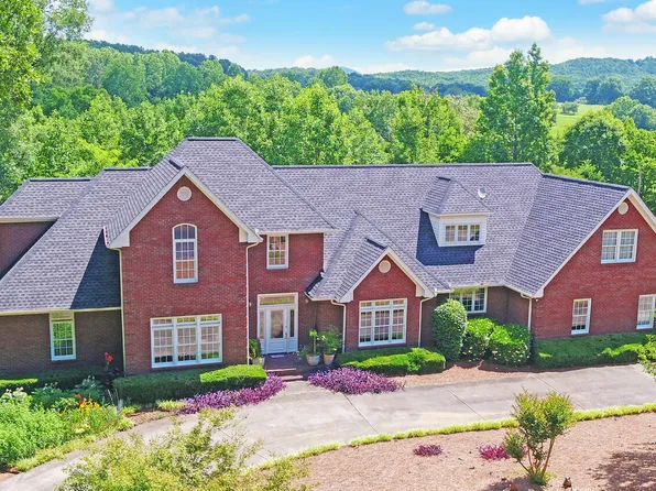 135 Winter Ct, Clarkesville, GA 30523