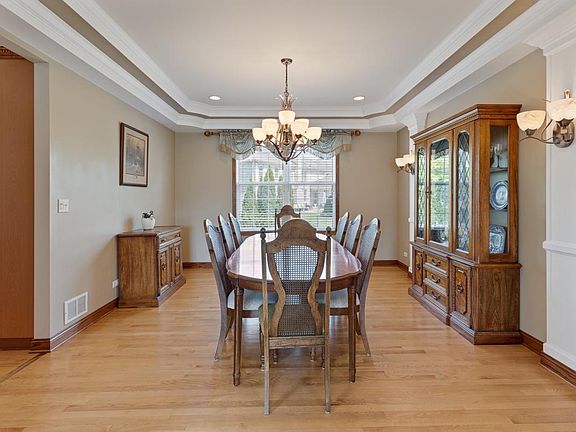 5th image of 351 Erie Cir