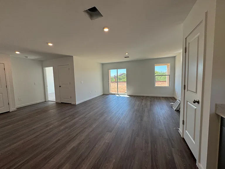2125 W Totems St — Photo 2