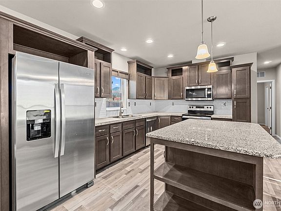 3rd image of 906 Valley Avenue