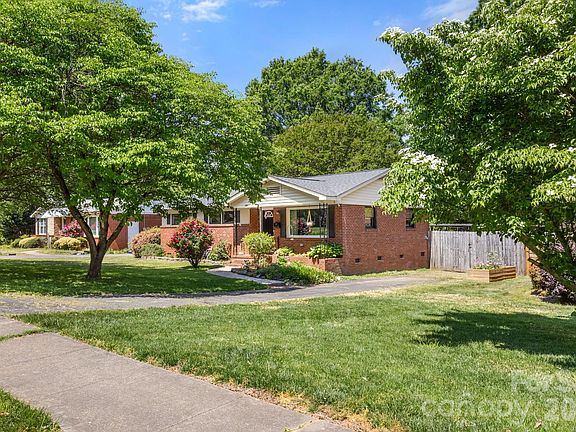 3rd image of 1527 Woodhill Ln