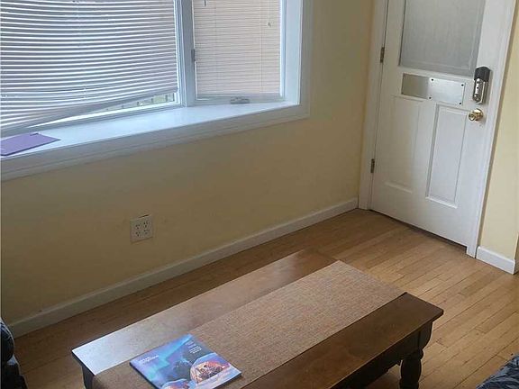 2nd image of 255 Mineola Blvd #1R