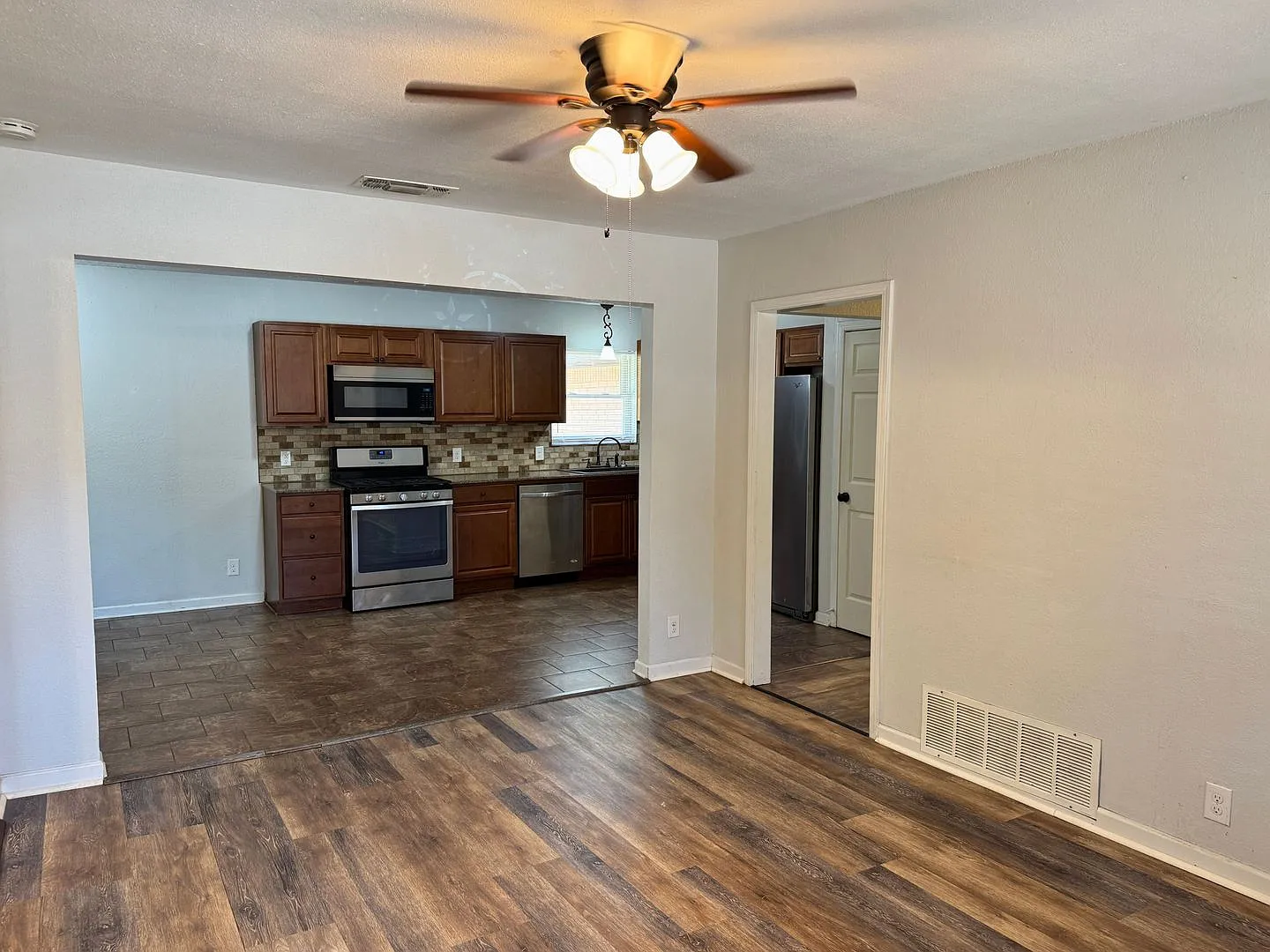 3 Bed 2 Bath Home In Ditto Heights With Solar Panels! — Photo 4