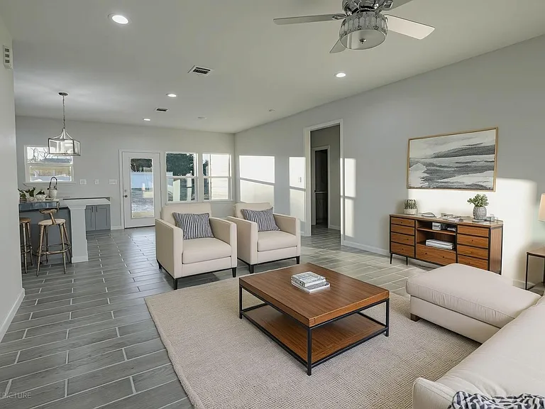 20733 Emerald St — Photo 3