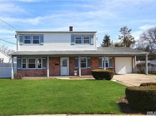 165 Haven Ln, Levittown, NY 11756