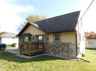 2919 Waveland Dr NW, Cedar Rapids, IA 52405
