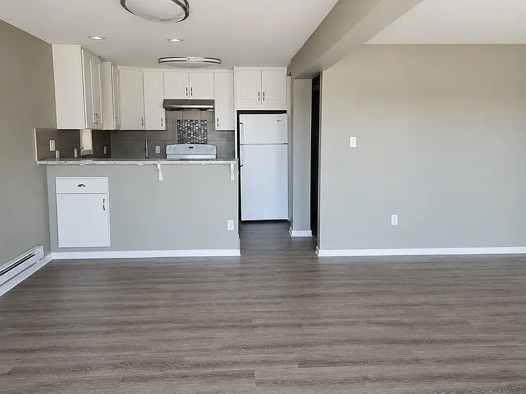 8825 N Harborview Dr — Photo 4