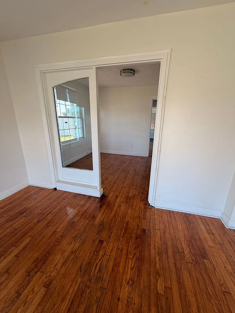 Coming Soon- 4 Bed 1 Bath Blue Cottage For Rent — Photo 3