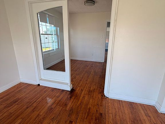 3rd image of 285 Warrenton Rd
