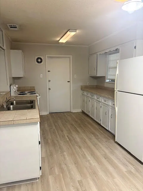 2 bed, 1040 sqft, $1,500 — Photo 2
