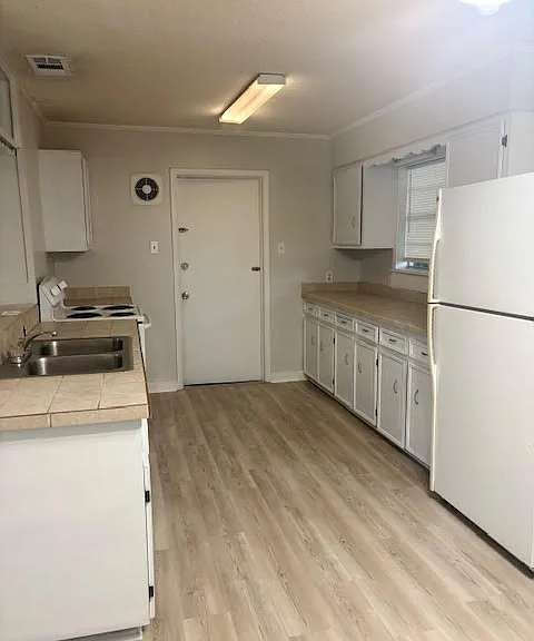 1615 Lewis Ave — Photo 2